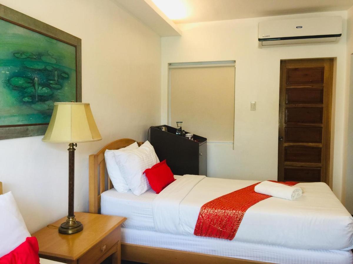 The Carmelence Lodge Tagaytay City Buitenkant foto